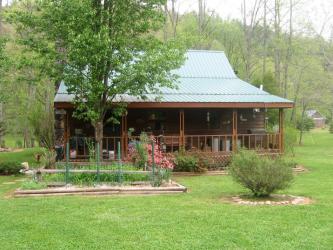 Toccoa Riverfront pet friendly Cabin for rent with horse pasture.